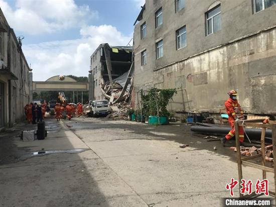 哈尔滨市一金属交易市场内四层建筑发生坍塌。钟欣 摄